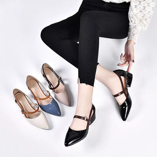 Damen Riemchenpumps mit niedrigem Absatz in Lack-Optik